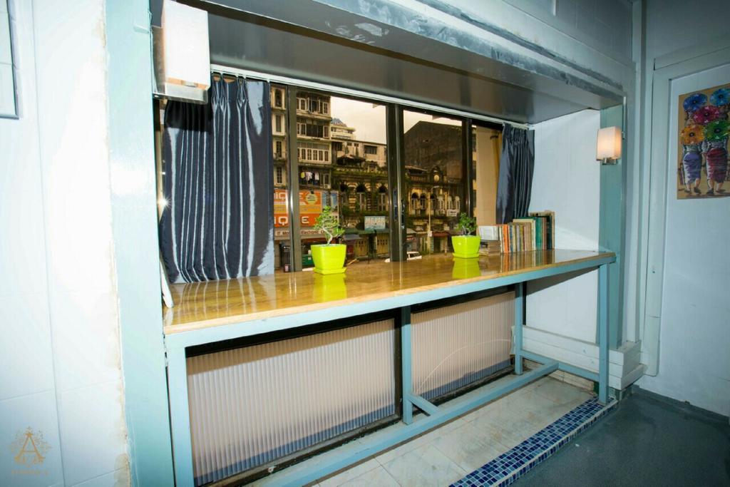 Min Galar Par Hostel Yangon Exterior foto